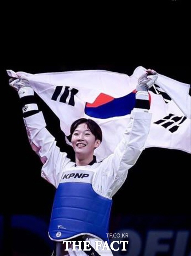 광주체육고등학교 김가현 선수가 2022 불가리아 세계 청소년 태권도 대회에서 금메달.(여자 55Kg급)을 목에 걸었다./광주체육고 제공