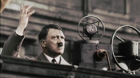 도덕성나치의 대중집회에서 연설하는 히틀러.2차대전 당시 독일의 군수장관이었던 알베르트 슈페어는 자신의 회고록 ‘기억’에서 히틀러의 '광기'가 극단적인 ’집단사고'로 전이됐다고 주장한다./ 더팩트DB