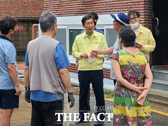 80년 만의 기록적인 폭우로 서울 서초구 방배동 일대가 침수된 가운데 9일 오후 전성수 서초구청장이 피해 지역을 찾아 주민들의 이야기를 듣고 있다. /이효균 기자