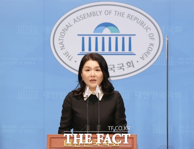 류여해 전 자유한국당 최고위원이 9일 서울 여의도 국회 소통관에서 복당 기자회견을 하고 있다. /국회=남윤호 기자