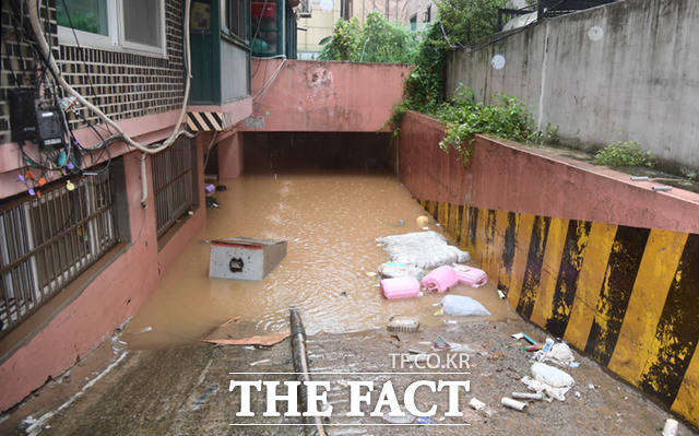 폭우로 사망 사고가 발생한 서울 관악구 신림동 반지하 주택의 주차장이 9일 물에 잠겨있다. /이새롬 기자