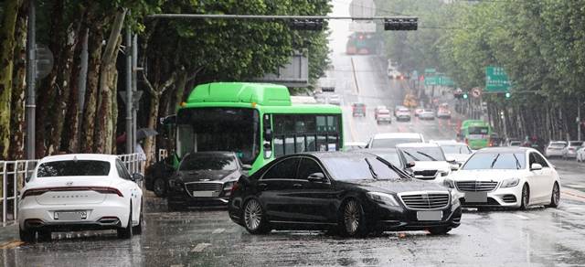 기록적인 폭우가 계속되고 있는 9일 오전 서울 강남구 대치역 인근에 침수차량들이 도로에 엉켜있다. /뉴시스 제공
