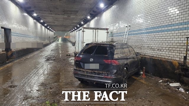 안산도시공사는 9일 오전 1시부터 5시까지 지하차도에 쏟아진 폭우로 침수된 차량 4대를 신속히 견인해 2차 사고 예방에 힘을 보탰다고 밝혔다.사진은 초지역 지하차도에서 피해입은 차량의 모습/안산도시공사 제공