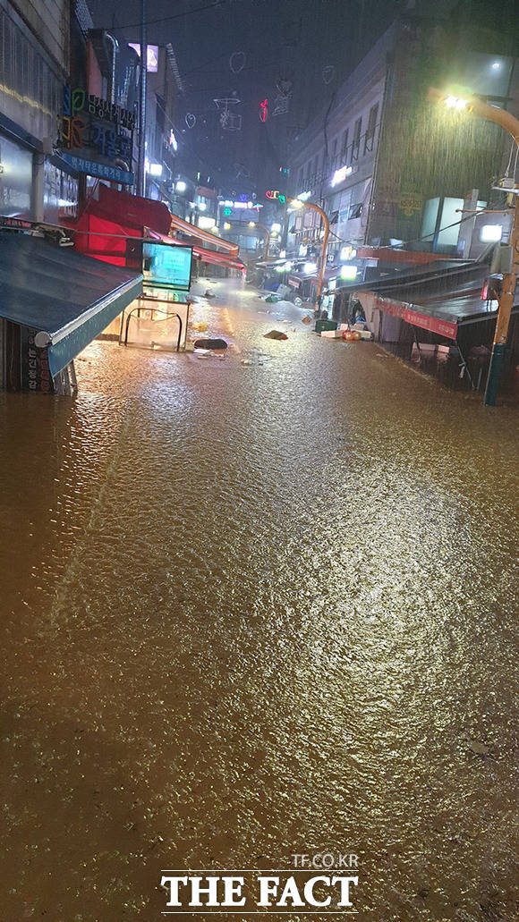 8일 저녁 폭우로 침수된 이수역 인근 남성시장. /사진출처-@watching43 트위터
