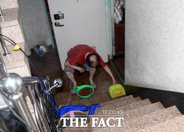 전날부터 수도권 등 중부지역에 폭우가 쏟아지는 가운데 9일 서울 관악구 신림동의 한 반지하 주택 주민이 집으로 들어찬 물을 퍼내고 있다. /이새롬 기자
