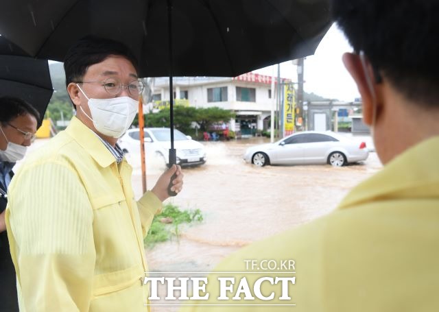 이민근 안산시장은 9일 집중호우로 도로침수 피해가 발생한 대부도 지역을 현장점검하고 인명피해가 발생하지 않도록 철저히 대비할 것을 지시했다고 밝혔다./안산시 제공