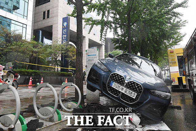 9일 오후 서울 강남역 인근 한 빌딩에서 배수 작업이 진행되고 있는 가운데 침수된 차가 방치되어 있다. /박헌우 인턴기자