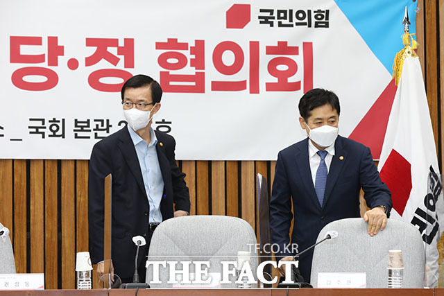 방문규 국무조정실장(왼쪽)과 김주현 금융위원장이 긴급 회의에 참석하고 있다.