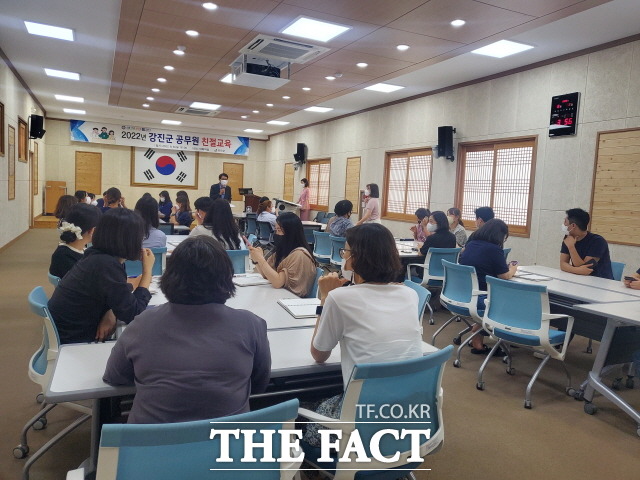 박지애 강사가 공무원들을 대상으로 친절교육을 하고 있다/강진군 제공