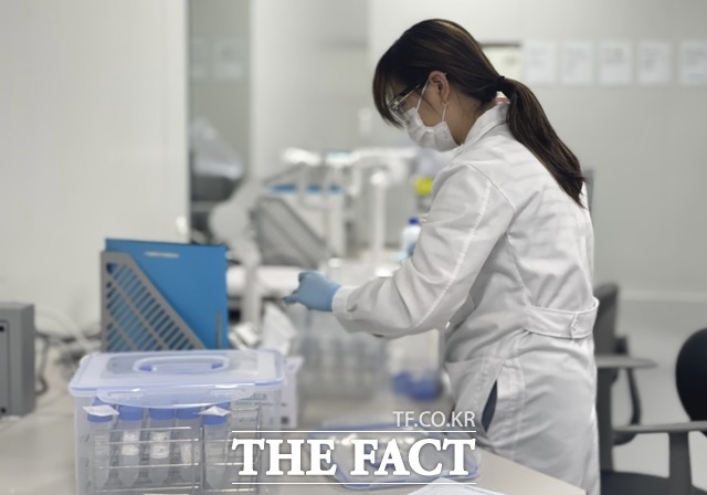 QC 랩에서는 원료물질과 완성품에 대한 이화학·바이러스·미생물 테스트, 제조용수 및 환경에 대한 테스트가 진행되고 있다. /문수연 기자