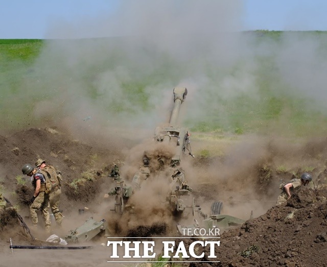 우크라이나 포병이 미국제 M777 155mm 견인 곡사포를 쏘고 있다./발레리 잘루지니 우크라이나 육군참모 총장 페이스북