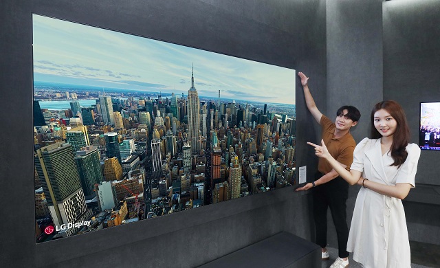 LG디스플레이는 K-디스플레이 2022에서 역대 최대인 97평 규모의 부스를 마련, 현존 최대 크기의 OLED TV 패널인 97인치 OLED. EX를 국내 최초로 공개했다. /LG디스플레이 제공