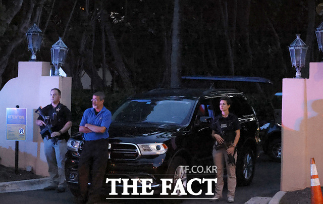 트럼프 전 대통령의 마러라고 자택 앞에 서 있는 무장 비밀 경호국 요원들. /팜비치=AP.뉴시스