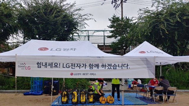 LG가 100년만의 기록적인 폭우로 큰 피해를 입은 서울, 경기도 등의 주민들을 돕기위해 성금 20억 원을 기부했다. 서울남부초등학교에 마련된 LG 임시서비스 거점. /LG제공