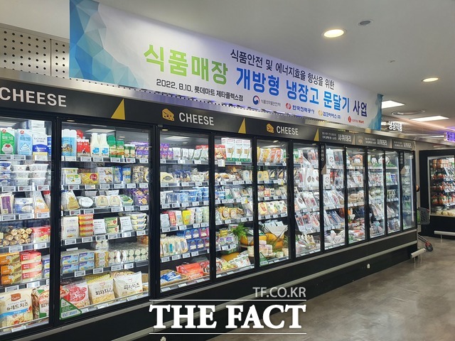 한국전력·식품의약품안전처·켑코이에스는 에너지 효율과 식품의 안전성을 높이기 위해 식품매장 개방형 냉장고 문달기 사업을 추진한다. / 한전제공