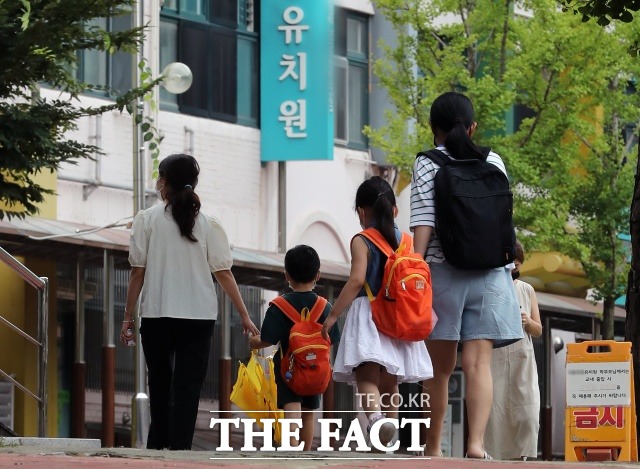서울시는 청소년 엄마아빠에게 자녀 양육비로 월 20만 원을 지원한다고 11일 밝혔다. 2일 오전 서울 중구 한 유치원 앞에서 보호자가 자녀와 함께 등원하고 있다. 사진은 기사 내용과 무관함. /뉴시스
