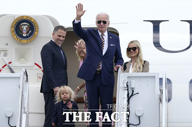 조 바이든 미국 대통령이 10일(현지시간) 메릴랜드주 앤드루스 공군기지에서 사우스캐롤라이나주의 카이와 아일랜드로 휴가를 떠나기 위해 전용기인 에어포스원에 오르며 손을 흔들고 있다. /앤드루스 공군기지=AP.뉴시스