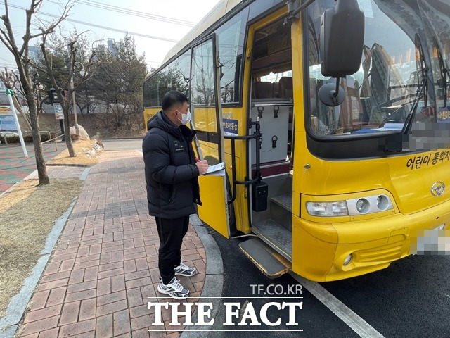 천안교육지원청이 지난 2월 실시한 통학차량 안전 점검 모습. 사진은 본건과 관련 없음. / 더팩트DB