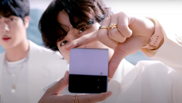 방탄소년단(BTS) 멤버 뷔가 갤럭시Z플립4 보라 퍼플 제품을 소개하고 있다. /갤럭시 언팩 영상 캡처