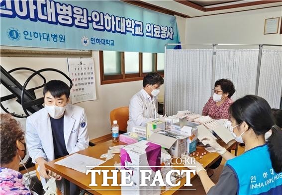 10일 인하대병원 의료진이 김포시 통진읍 귀전3리 마을 주민들의 건강상태를 검진하고 있다. 사진/인하대병원 제공