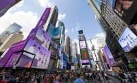  '갤 Z 플립4 X BTS', 美 뉴욕 타임스스퀘어 15개 스크린 보랏빛 물들여
