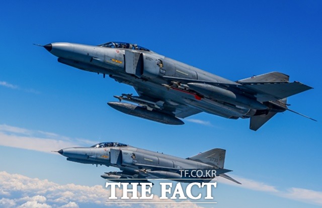 12일 추락한 것과 같은 기종인 F-4E 팬텀 전투기 편대가 비행하고 있다. /공군