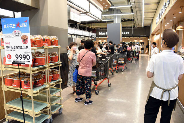 지난 5일 홈플러스 인천간석점에서 소비자들이 당당치킨을 구매하기 위해 줄을 서서 기다리고 있다. /홈플러스 제공
