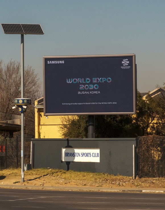 삼성전자는 남아프리카공화국 요하네스버그에서 옥외광고를 통해 현지에 2030 부산엑스포 유치를 위한 홍보 활동을 이어가고 있다. /삼성전자 제공