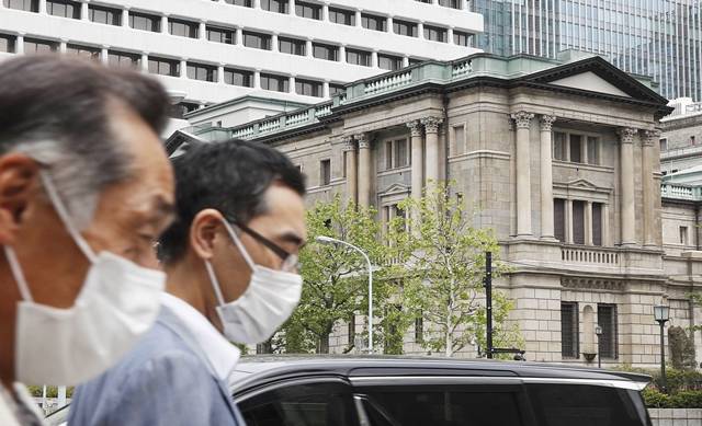 일본 도쿄에 위치한 일본은행 앞으로 마스크를 쓴 시민들이 걸어가고 있다. /뉴시스 제공