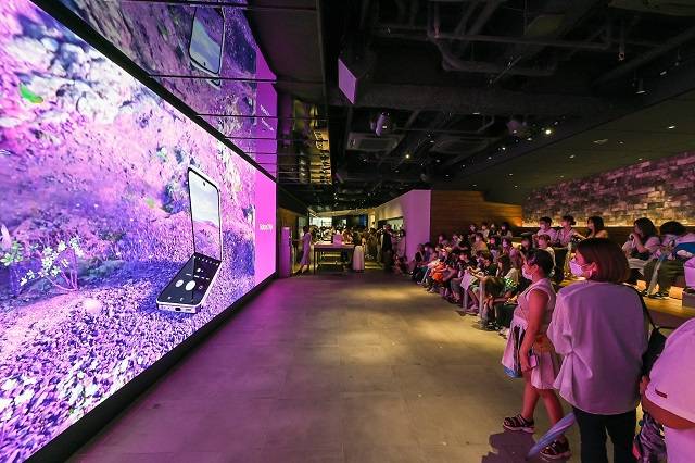 일본 도쿄의 갤럭시 하라주쿠(쇼케이스)에서 소비자들이 갤럭시 Z 플립4 X BTS 디지털 영상을 관람하고 있다. /삼성전자 제공