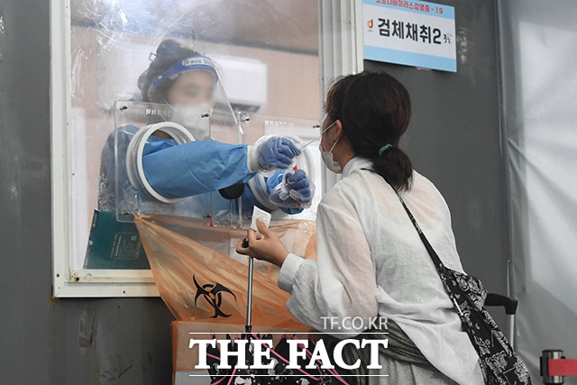 8일 오후 서울시 중구 서울역 광장에 설치된 임시선별검사소에 한 시민이 코로나19 검사를 받고 있다. /박헌우 인턴기자