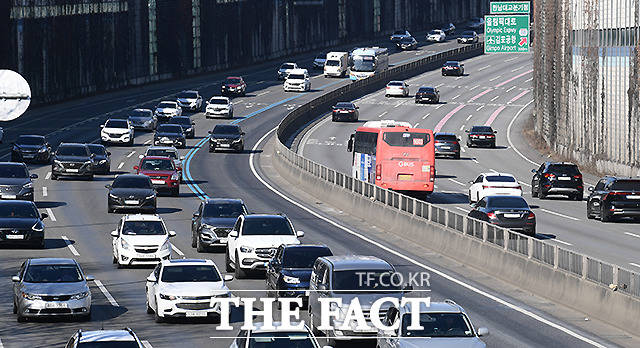 15일 전국 고속도로를 이용하는 총 차량 대수는 446만 대로 예상됐다. 위 사진은 해당 기사와 무관함 /더팩트 DB