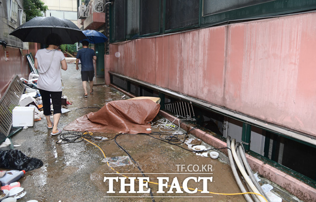 서울 관악구 신림동 반지하 주택에서 폭우로 사망 사고가 발생한 가운데 지난 9일 오전 주민들이 사고 현장을 살피고 있다. /이새롬 기자