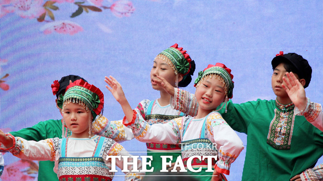 제막식 사전행사로 고려인마을 어린이 합창단이 공연을 하고 있다/광주=나윤상