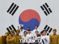  '제77주년 광복절' 소중한 광복의 의미 되새기는 시민들 [TF사진관]