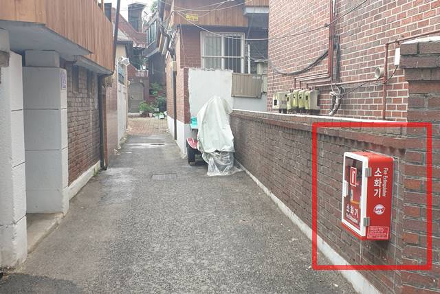서울시가 어르신 거주 주택에 화재경보기를 설치해준다. 시내 한 골목길에 설치된 보이는 소화기 모습. /서울시 제공