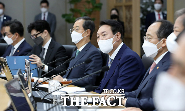 세종시가 법무부와 여성가족부를 세종으로 이전하는 내용의 행복도시법 개정안에 대해 환영 논평을 냈다. 윤석열 대통령이 지난 5월 세종 정부청사에서 국무회의를 주재하고 있다. / 더팩트 DB