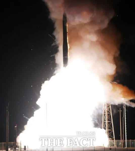 미니트맨3 ICBM이 화염을 뿜으며 사일로에서 발사되고 있다./미공군 자료 사진
