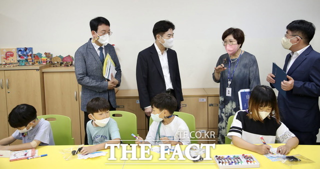 김대중 전남교육감은 17일 오전 영암 대불초교를 방문, 방학 중 초등돌봄교실 운영 현황을 살피고 학교 관계자의 현장 의견을 청취하고 있다./무안=홍정열 기자