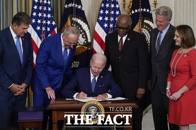 조 바이든 미국 대통령이 16일(현지시간) 백악관 스테이트 다이닝룸에서 기후변화 대응과 의료보장 확충 등의 내용이 담긴 인플레이션 감축법에 서명하고 있다. /AP.뉴시스