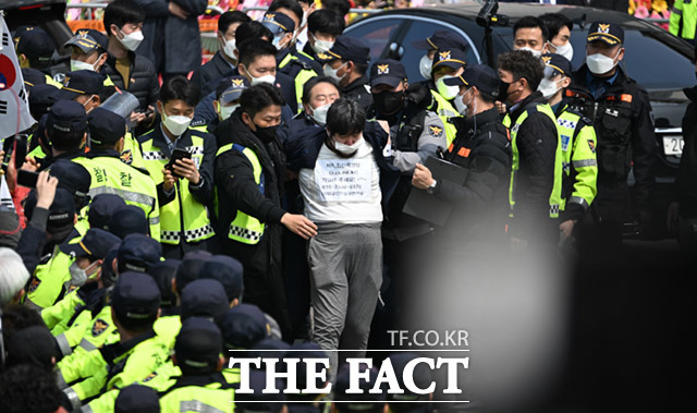 법원이 박근혜 전 대통령에게 소주병을 던진 혐의로 재판에 넘겨진 40대에게 징역 1년을 선고했다. /더팩트DB