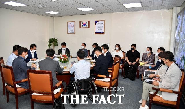 지난 16일 최경식 남원시장과 전북도 이지형 탄소바이오산업과장, 연구기관 등이 참석한 가운데 화이트바이오산업 육성전략 등 활성화 방안에 대해 논의했다. /남원시 제공