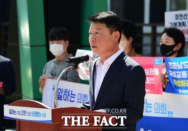 순천시의회의 결의를 담은 입장문을 발표하는 정병회 의장. /유홍철 기자