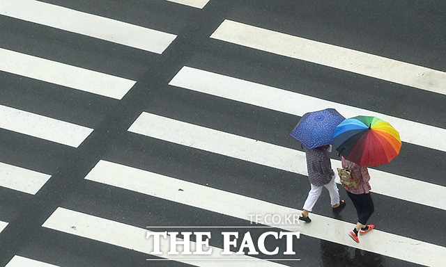 서울 전역에 호우경보가 발효된 지난달 30일 오전 서울 종로구 경복궁역 일대의 시민들이 우산을 쓰고 발걸음을 재촉하고 있다./이동률 기자