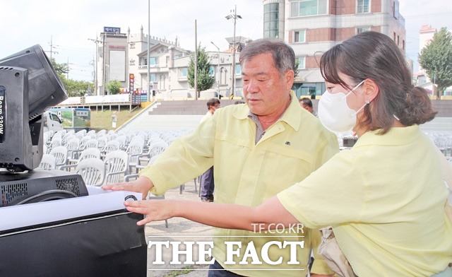 이승화 산청군수가 힐링 음악회 현장을 점검 하고 있다/산청군 제공