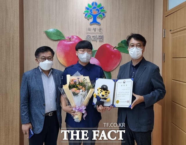 광주전남지방병무청이 모범 사회복무요원으로 선정한 배호현씨(가운데) / 광주전남지방병무청 제공