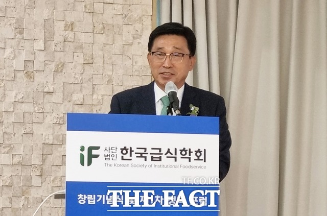 (사)한국급식학회 창립기념식 및 제1차 정책 포럼에 참석한 김춘진 한국농수산식품유통공사 사장 / aT 제공
