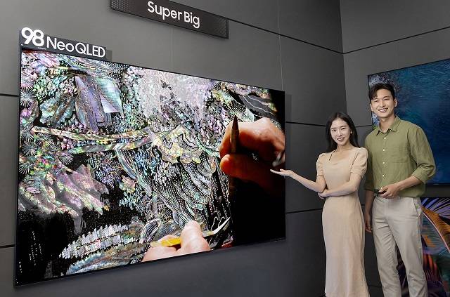 삼성전자가 22일 한국을 시작으로 화질과 사운드를 대폭 개선한 네오 QLED 98형 신제품을 글로벌 시장에 출시한다. /삼성전자 제공