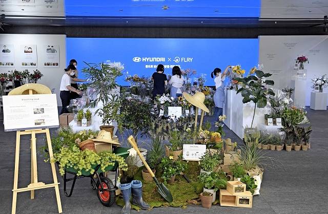 현대자동차는 지난 16일부터 19일까지 나흘간 서울 서초구 양재 본사 로비에서 플라워 마켓을 운영하며 화훼농가를 돕고 임직원 기부 캠페인을 실시해 소외계층 지원에 쓰일 기부금을 모아 사회적 기업 플리에 기탁했다. /현대자동차 제공