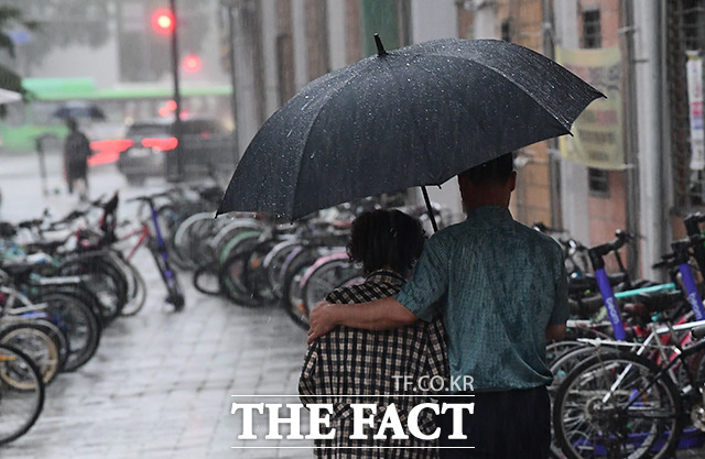 월요일인 22일은 전국이 가끔 구름이 많고 늦은 밤부터 비가 내리겠다./더팩트 DB